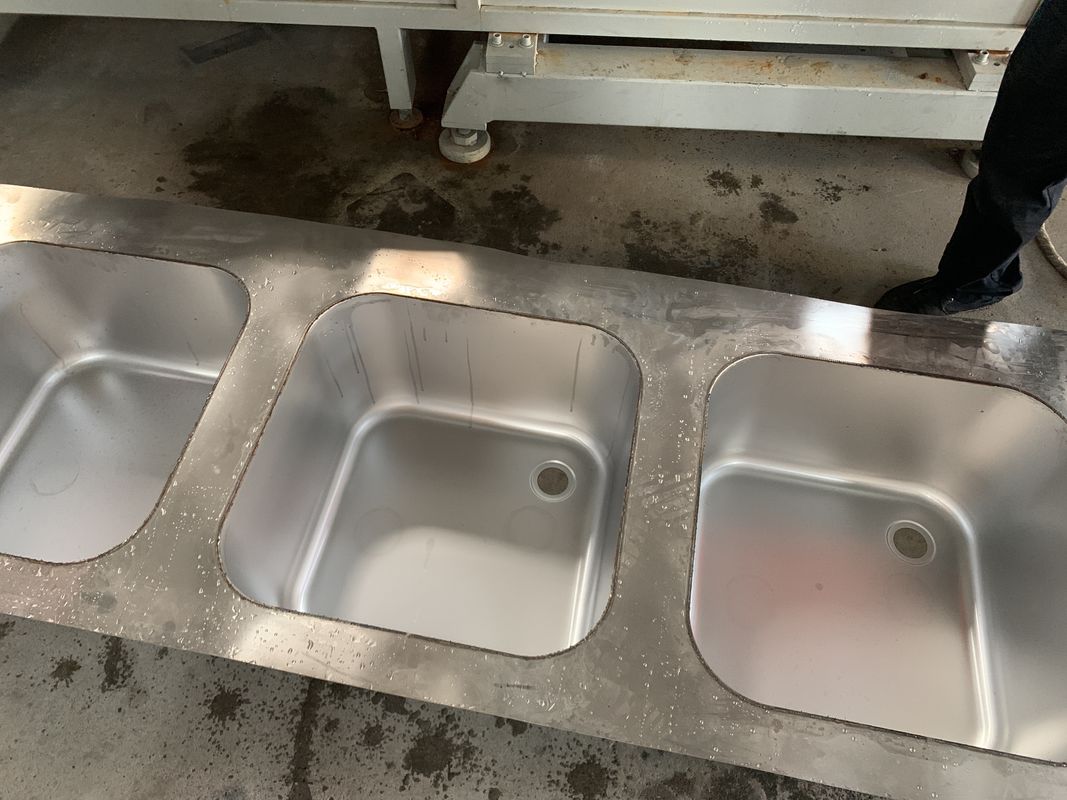 Automatische naad lassen machine voor Italiaans type roestvrij staal keuken drievoudige wasbak kom