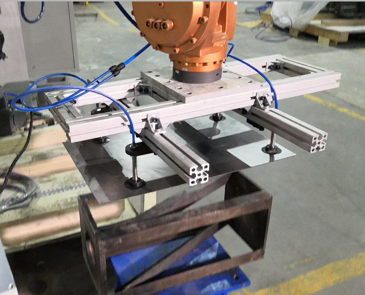 Industriële manipulatie en pallettering robot met zuigbeker grijper voor licht platte paneel