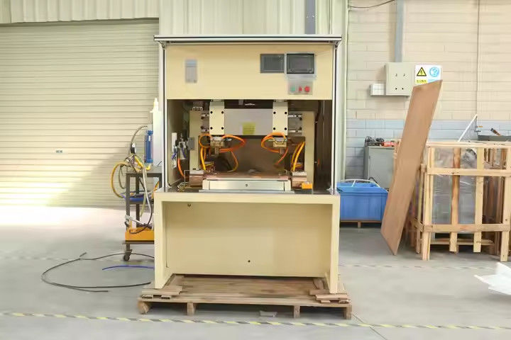 Hwashi CNC Middenfrequentie Mild Small Steel Door Sheet Metal Spot Welder met XY Axis Automatic Movable Feeder