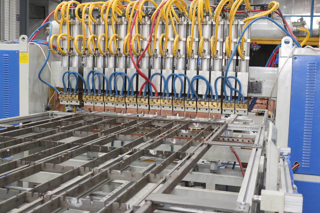 Hwashi Automatische Multiple Head Wire Mesh Spot Welding Machine voor winkelwagen